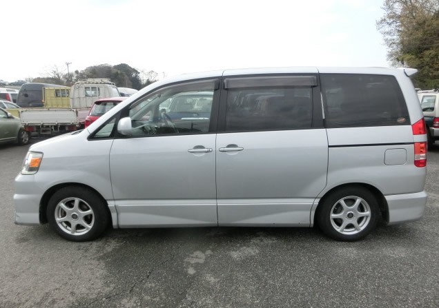 2002 TOYOTA NOAH
